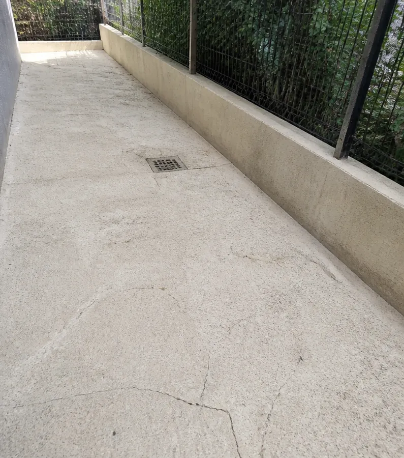 Simulare vizuală: aceeași alee din beton după spălare