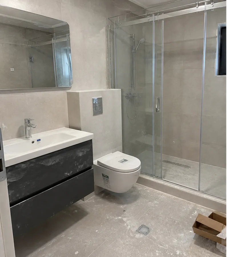 Simulare vizuală: baie renovată înainte de curățenia după constructor