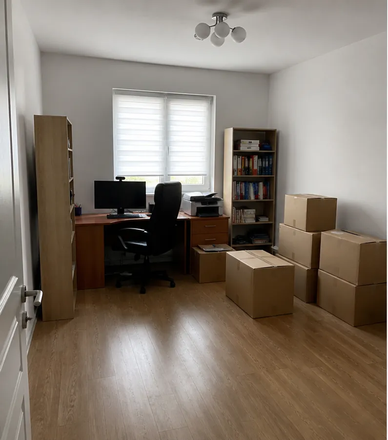 Simulare vizuală: birou mobilat și cutii pregătite înainte de relocare