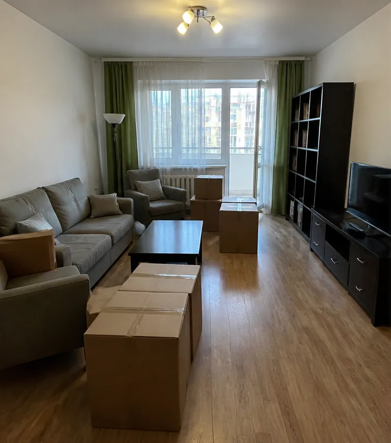 Simulare vizuală: living mobilat și cutii pregătite înainte de mutare